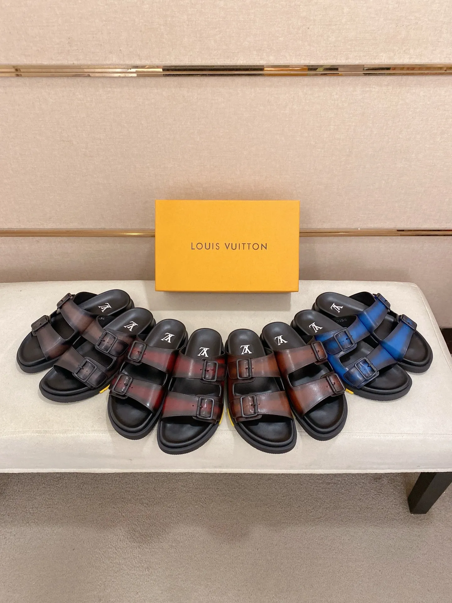 Factory price: 420💰Made by LV🔍Top purchasing agent. Men's spring and summer slippers are available at the same counter. The uppers are made of cowhide imported from Italy. High-quality craftsmanship, soles: original soles specially provided by the original factory, exclusive movable molded soles are super comfortable, original factory follow-up goods, 🔍🔍high quality, can be entered and exited the counter at will, welcome to compare, code number 38-44. Can be customized45